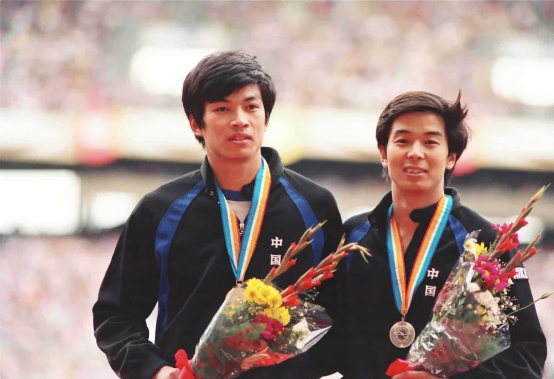 张国伟喝可乐,张国伟膝盖疼怎么办