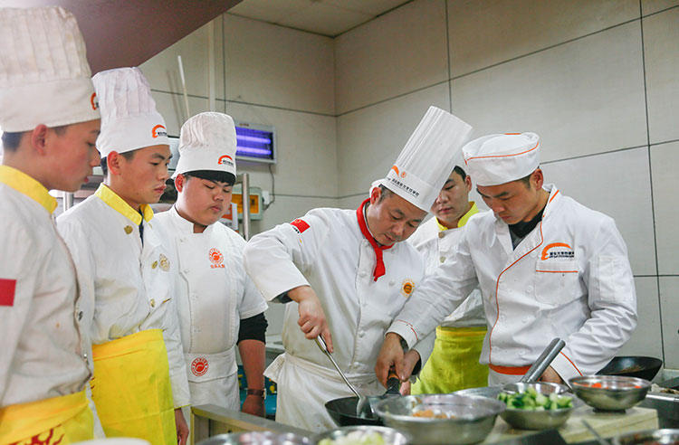 厨师行业的发展前景怎么样，厨师行业的未来，厨师会有出路吗