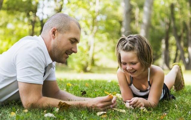 学习家庭教育改善亲子关系,家庭教育更好的方式是亲子沟通