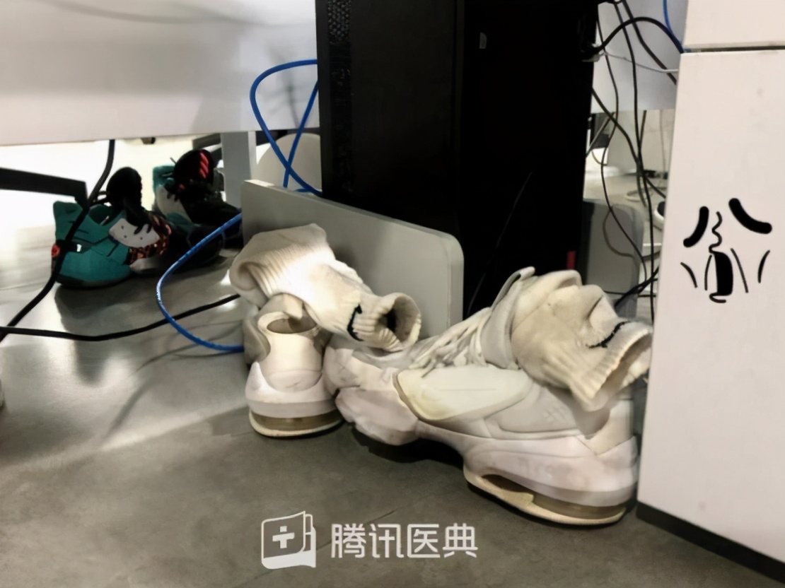 27岁男生脚臭,25岁帅哥脚臭怎么办