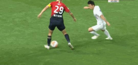 郜林倒地翻滚,郜林倒地回放翻滚特写