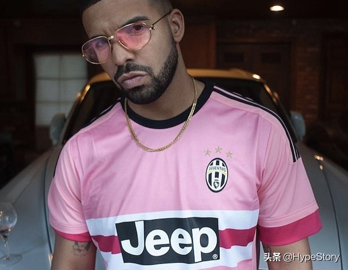 蕾哈娜足球,蕾哈娜在球场