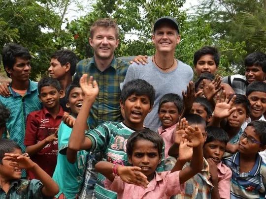 这个男人拍的漫画剪影，小孩看笑了，大人却哭了......