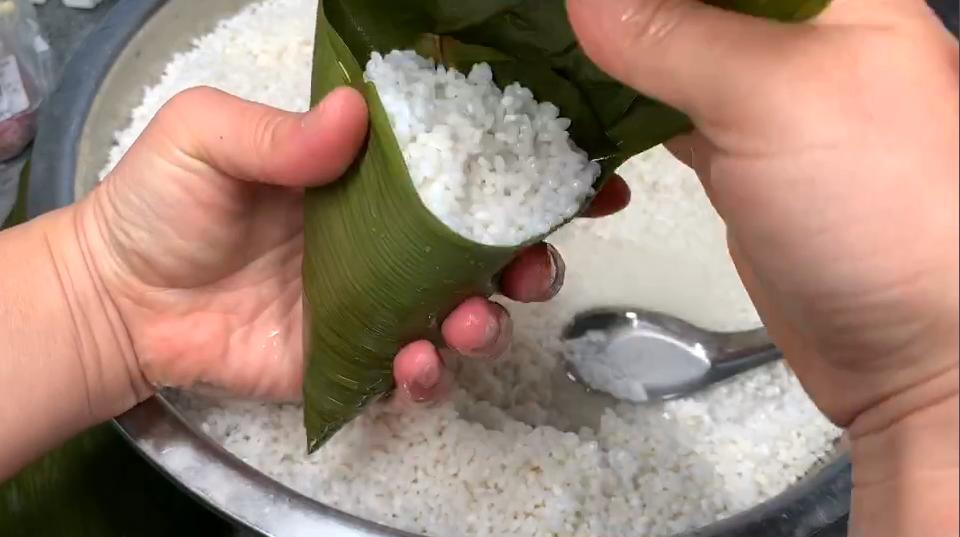 简单易学的粽子做法快学起来吧,手把手教你两种粽子做法