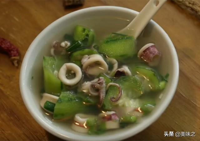 墨鱼能和当归党参黄芪一起炖汤吗,墨鱼汤配什么炖汤