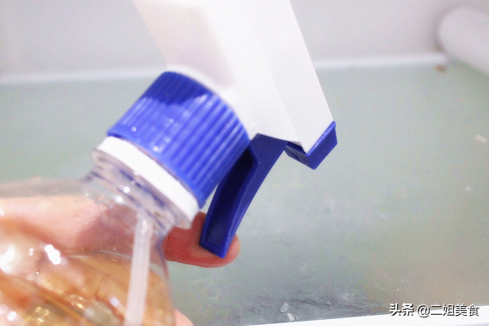 冰箱食物臭了如何快速去味,冰箱里拿出来的肉有异味怎样去除