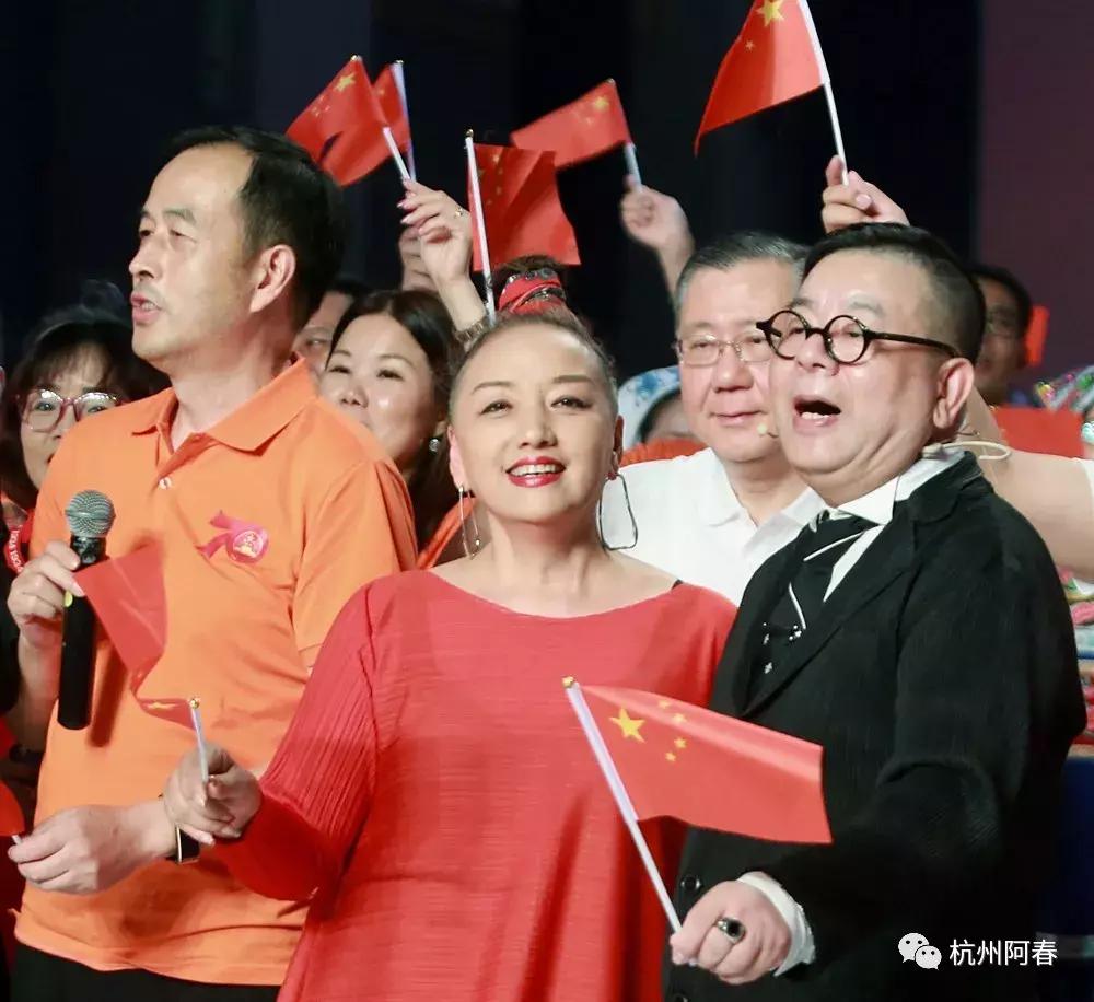 服装人放声高歌致敬祖国，广东时装周闭幕式上那激动人心的一刻