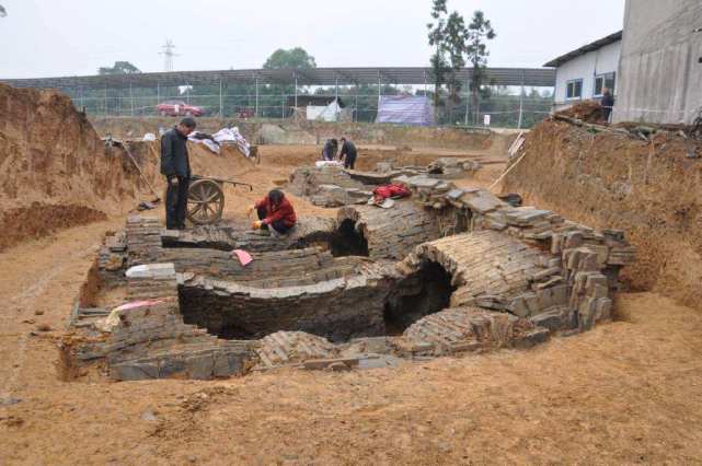 在农村，如果屋子前有坟墓，别人又不迁走，该怎么办呢？