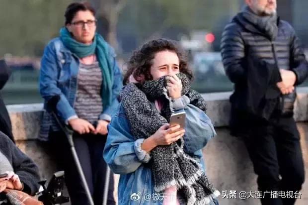 巴黎圣母院发生火灾塔尖倒塌,巴黎圣母院大火塔尖崩塌瞬间