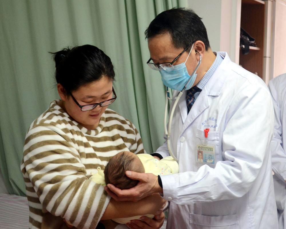 宝宝鼻子有鼻屎堵住不通气吃奶哭,婴幼儿鼻孔被鼻屎堵住了怎么办