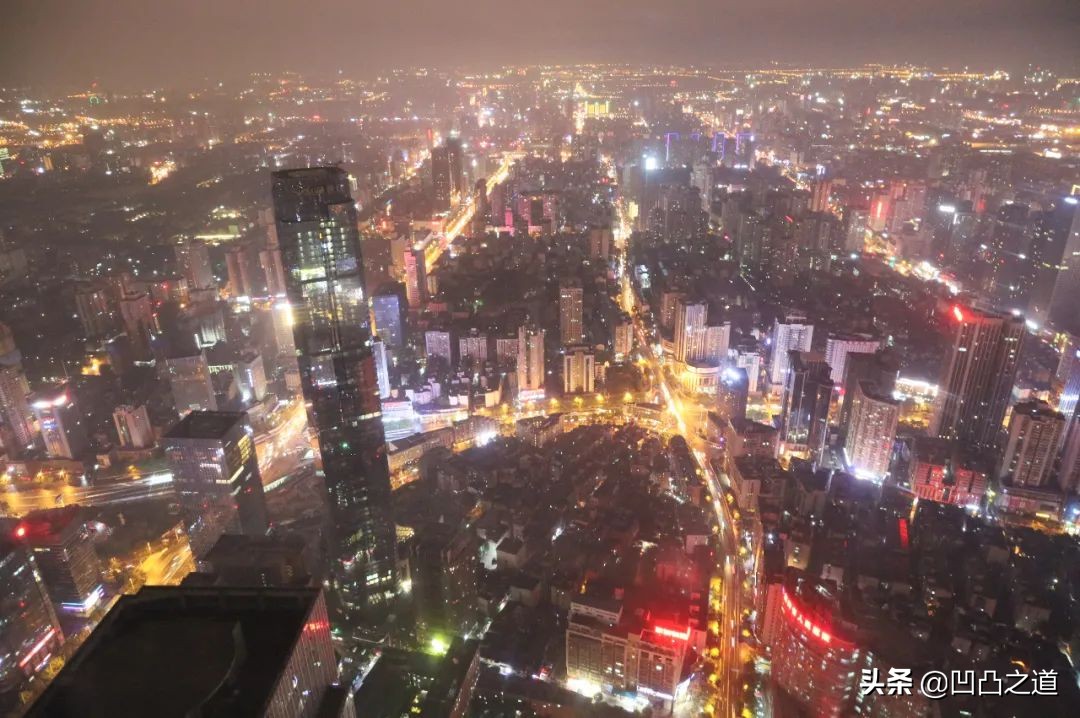 你去长沙文和友打卡，尼依格罗看云，我却在地库欣赏对立美学