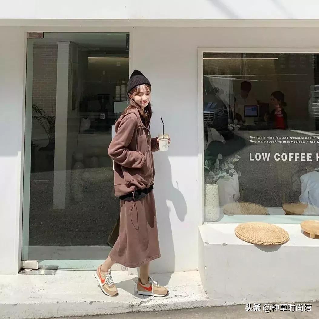 人手一件的卫衣怎么穿才时髦高级,女孩穿什么颜色卫衣洋气