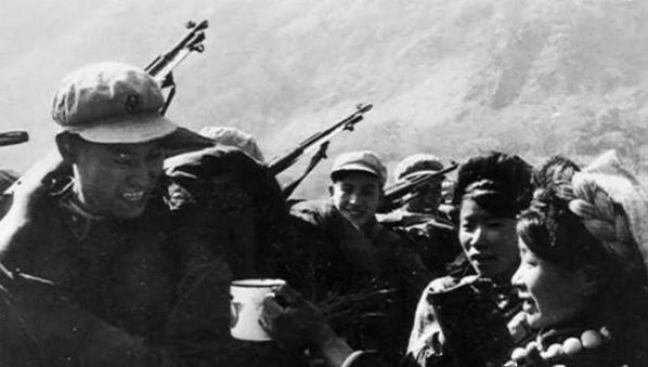 当年四岁儿童背罐头爬雪山支前！少数民族同胞在反击战*功中**不可没