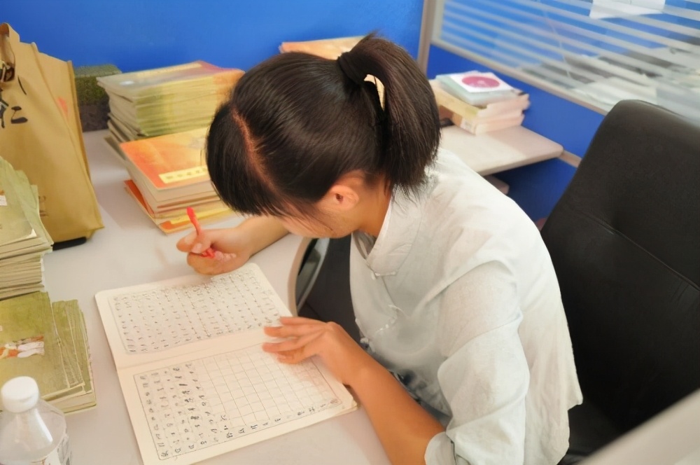 严禁家长批改作业的利弊,禁止家长批改作业教师该如何减负