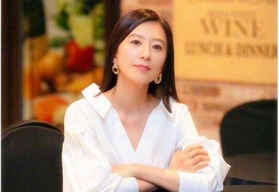 现实中的韩国女星金喜爱比《夫妻的世界》池善宇更精彩