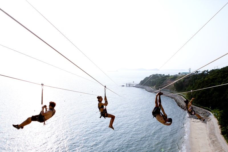 漂在迪拜隔壁,有28个足球场长,撞毁了飞机