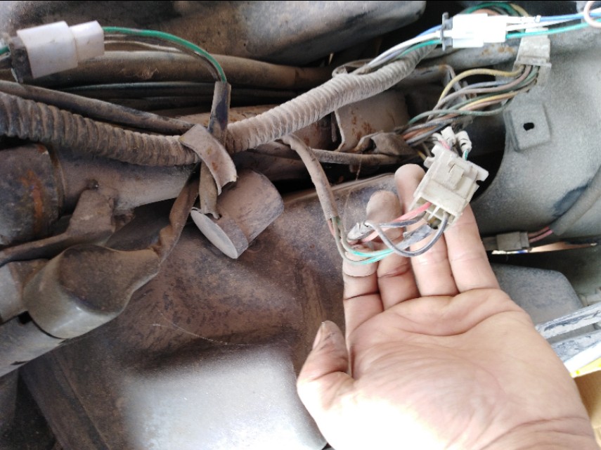 电动车关了钥匙显示屏还是亮,电动车不开钥匙车大灯为什么还亮