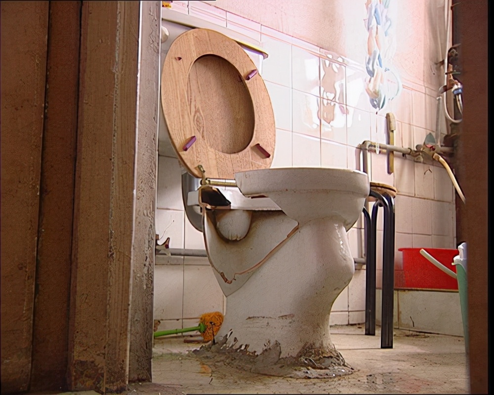 马桶爆炸女子被炸伤抽烟,马桶炸瓷开裂有人受伤