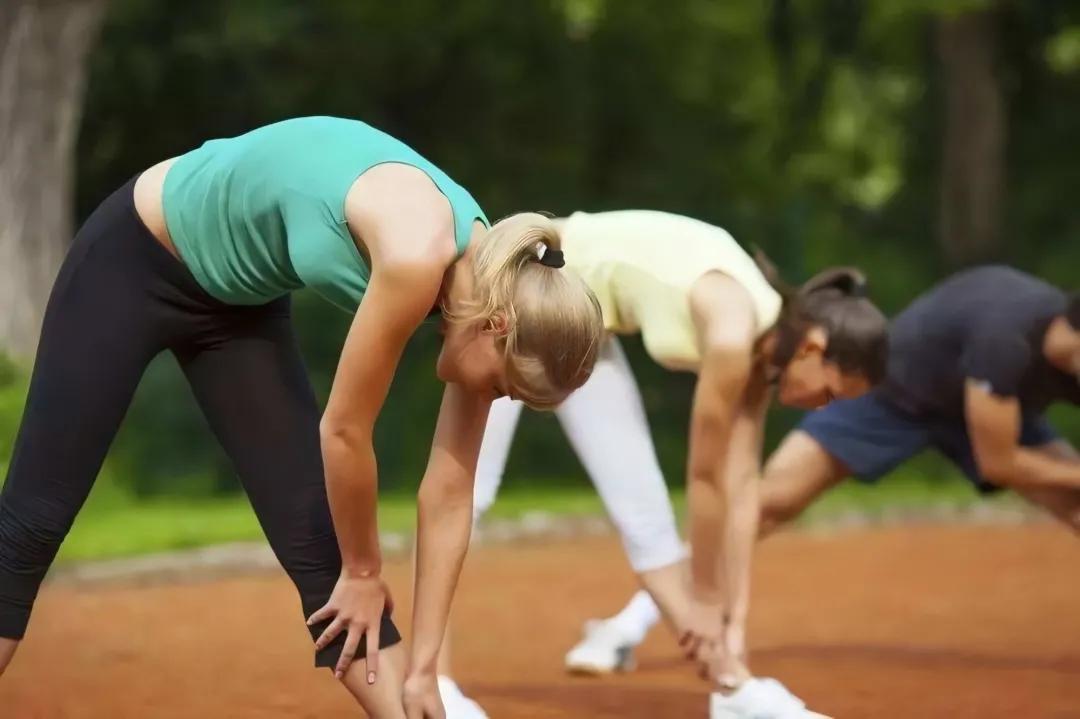 运动前压腿热身怎么样才不伤膝盖,运动前需要知道什么事