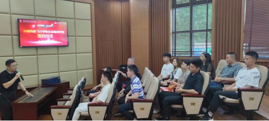 重庆十八中被授予中国民用航空飞行学院“优秀生源基地校”荣誉