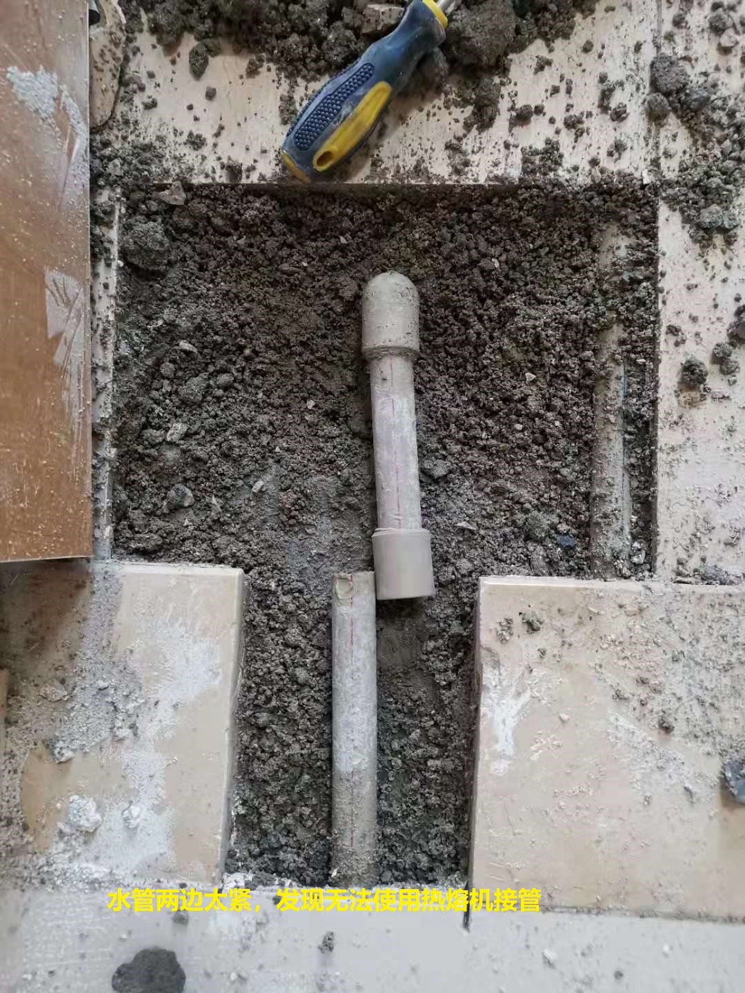 卫生间马桶旁边瓷砖冒水,卫生间冒水是不是隔壁漏水