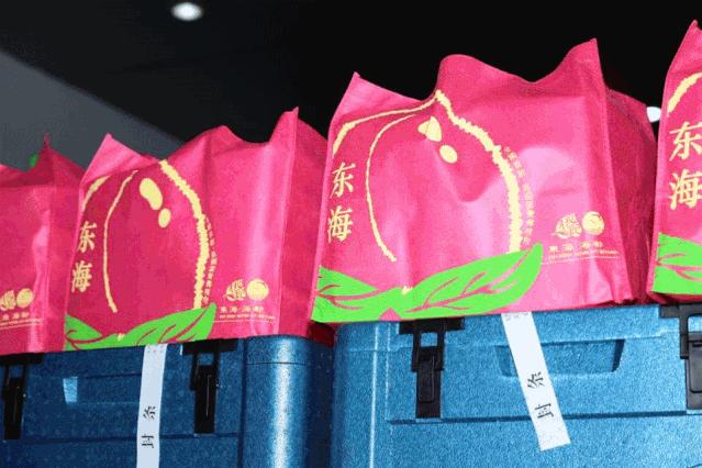 冬日里的温暖传递,冬日的温暖和幸福在彼此间传递