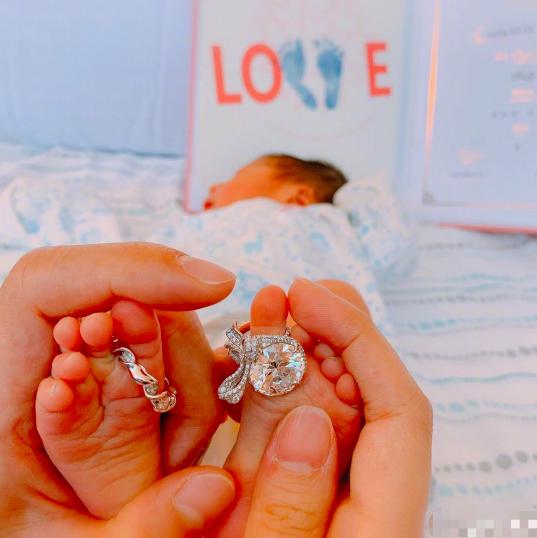 安以轩收70万元钻石项链庆结婚三周年，网友：大S又要哭倒在厕所