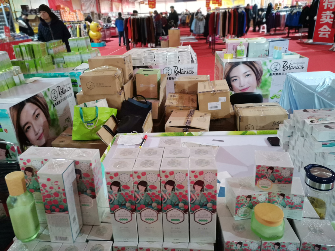 大批武汉市民汉口北体验万种品牌团购，抢特惠品牌服装、品美食