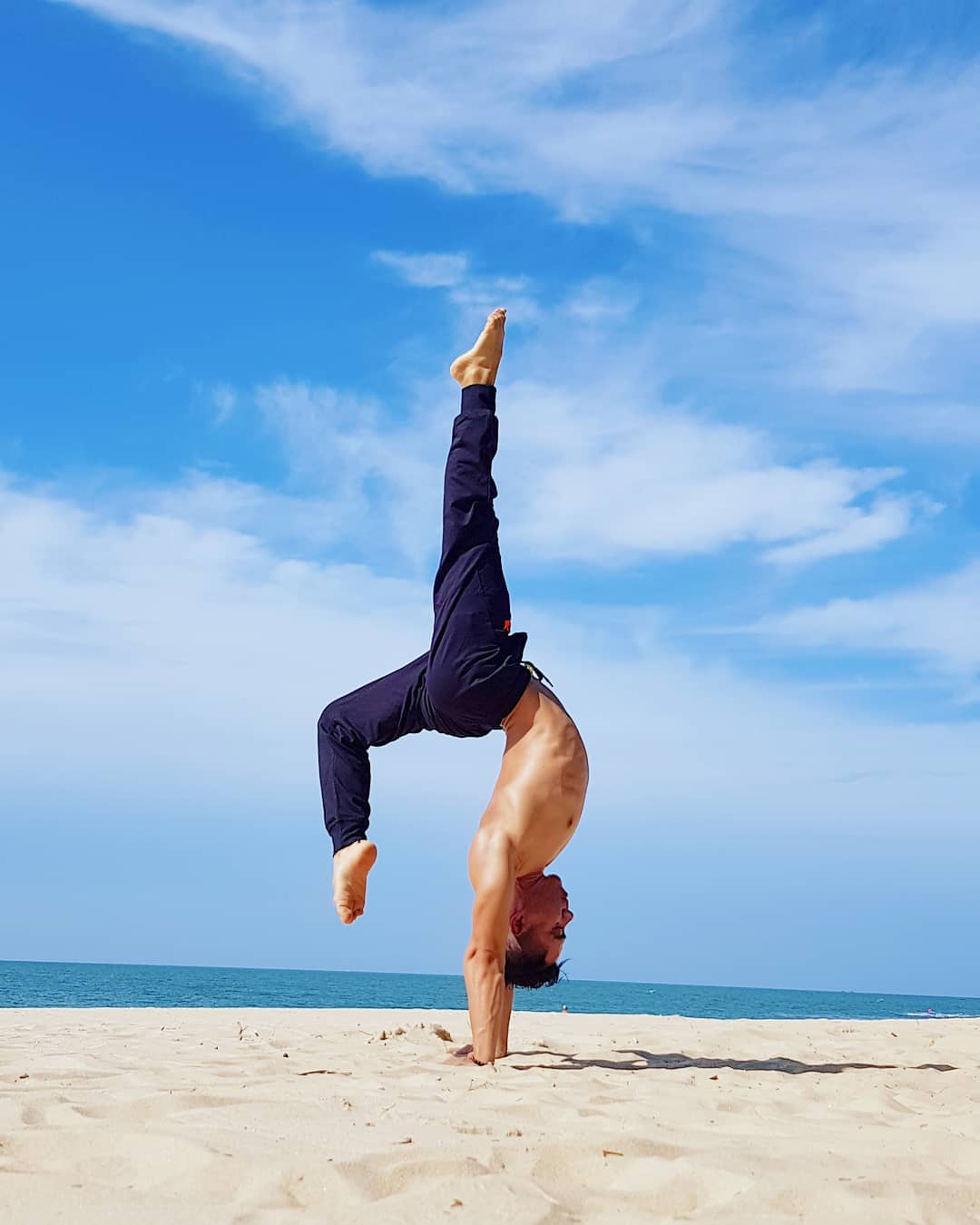 海边沙滩瑜伽体式简单好看,海滩瑜伽动作