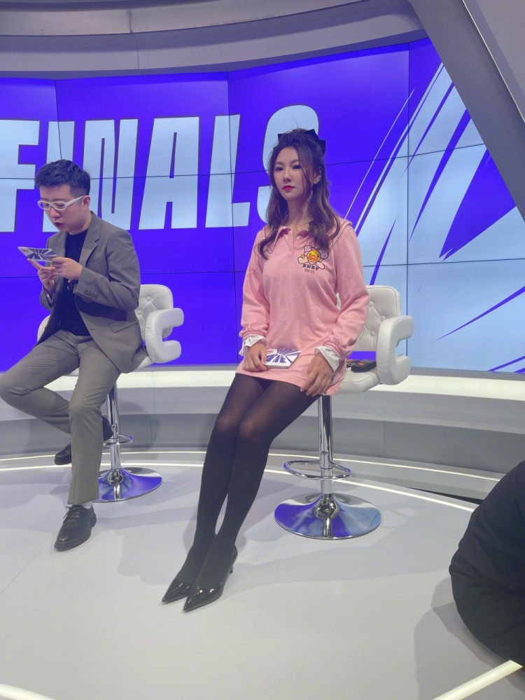 小苍lol现场解说,小苍重回LPL解说席视频