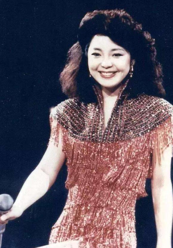 邓丽君一人一首成名,邓丽君年轻时唱歌