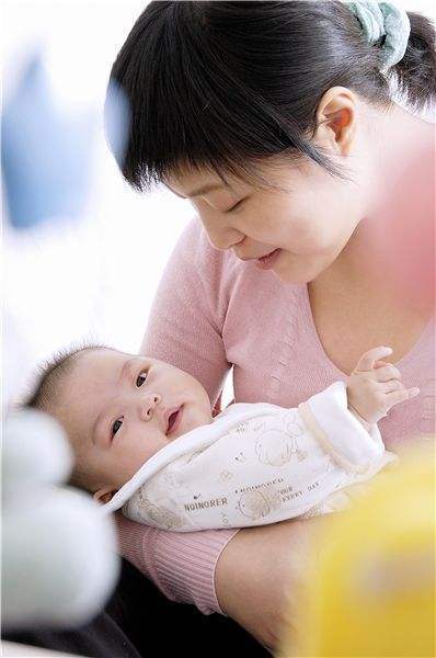 新生儿多久喂一次奶怎么叫醒,新生儿两三天开奶喂养方式