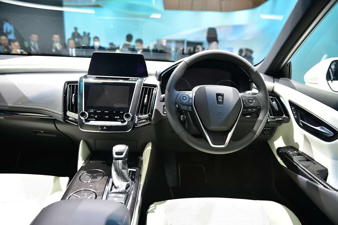 皇冠对比锐志,05款的锐志和05款的皇冠哪个更好