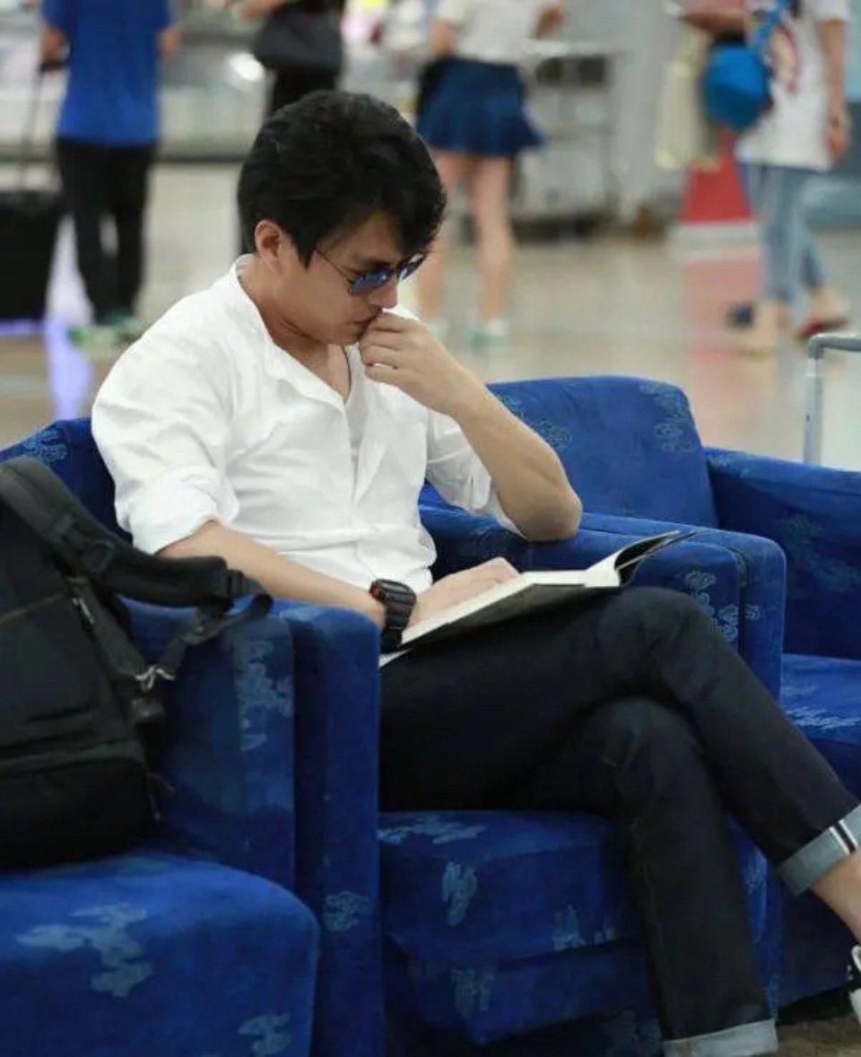 说大话、卖弄文字、夸大学识，“老干部”靳东人设崩得一点不冤