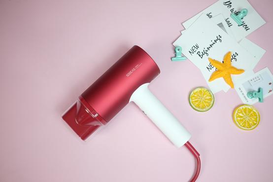 头发风一吹毛躁干枯怎么处理,头发干枯毛躁和吹风机有关吗