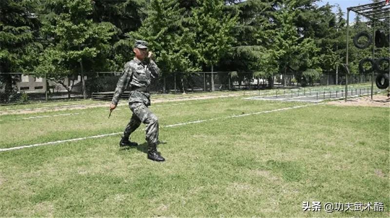 兵哥教你*首匕**格斗术（可用防身笔代替），招式简洁，刀刀击要害