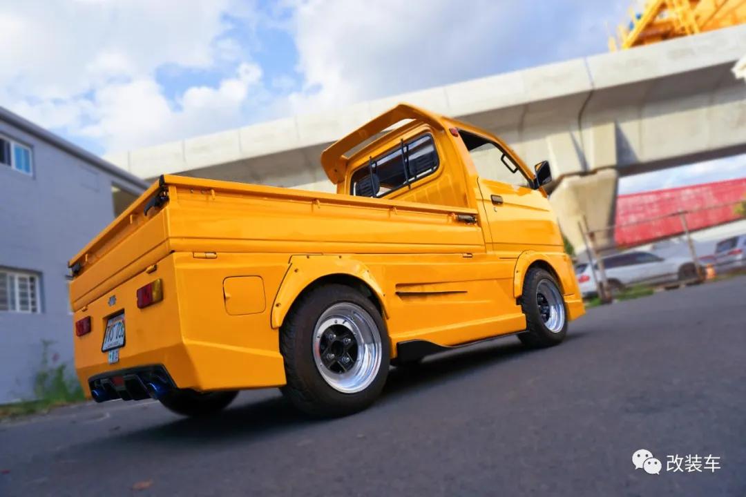 中置四驱五速手动的双门超跑，今晚我在秋名山等你