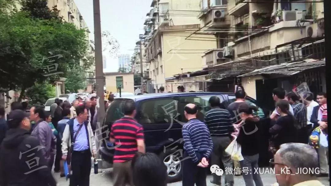 轿车突然失控撞飞俩居民，罪魁祸首是一罐可乐！网友：现实版《死神来了》