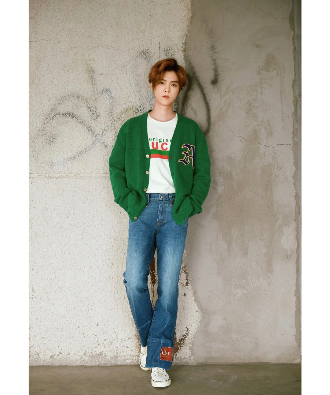 鹿晗红白运动装足球,鹿晗玩足球