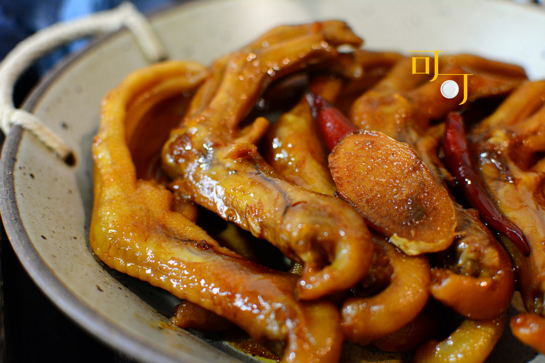 卤鸭掌当下酒菜很下饭,香辣无骨鸭掌一串