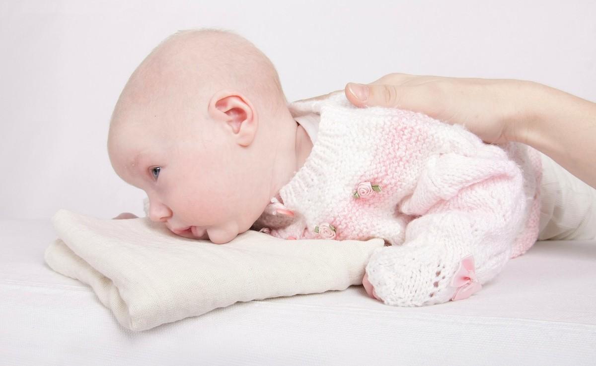 婴儿刚出生为啥要哭着抱,宝宝生下来为什么会竖着抱