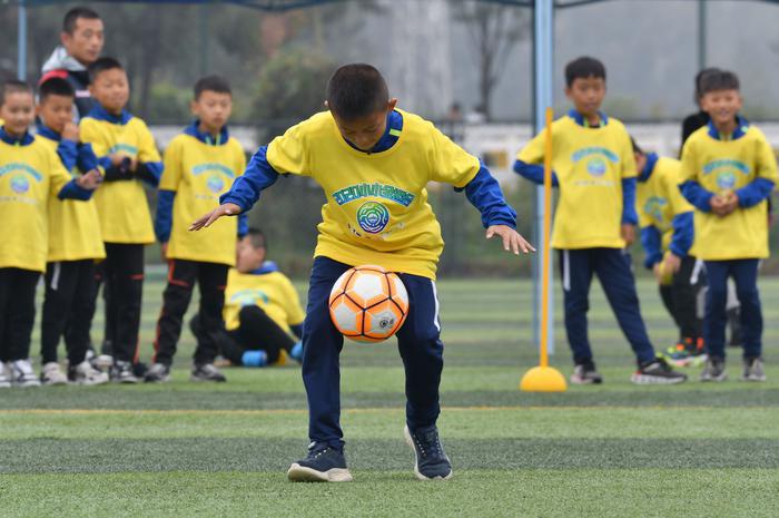 在孩子心中种下一颗美好的种子,在孩子们心中播种红色种子