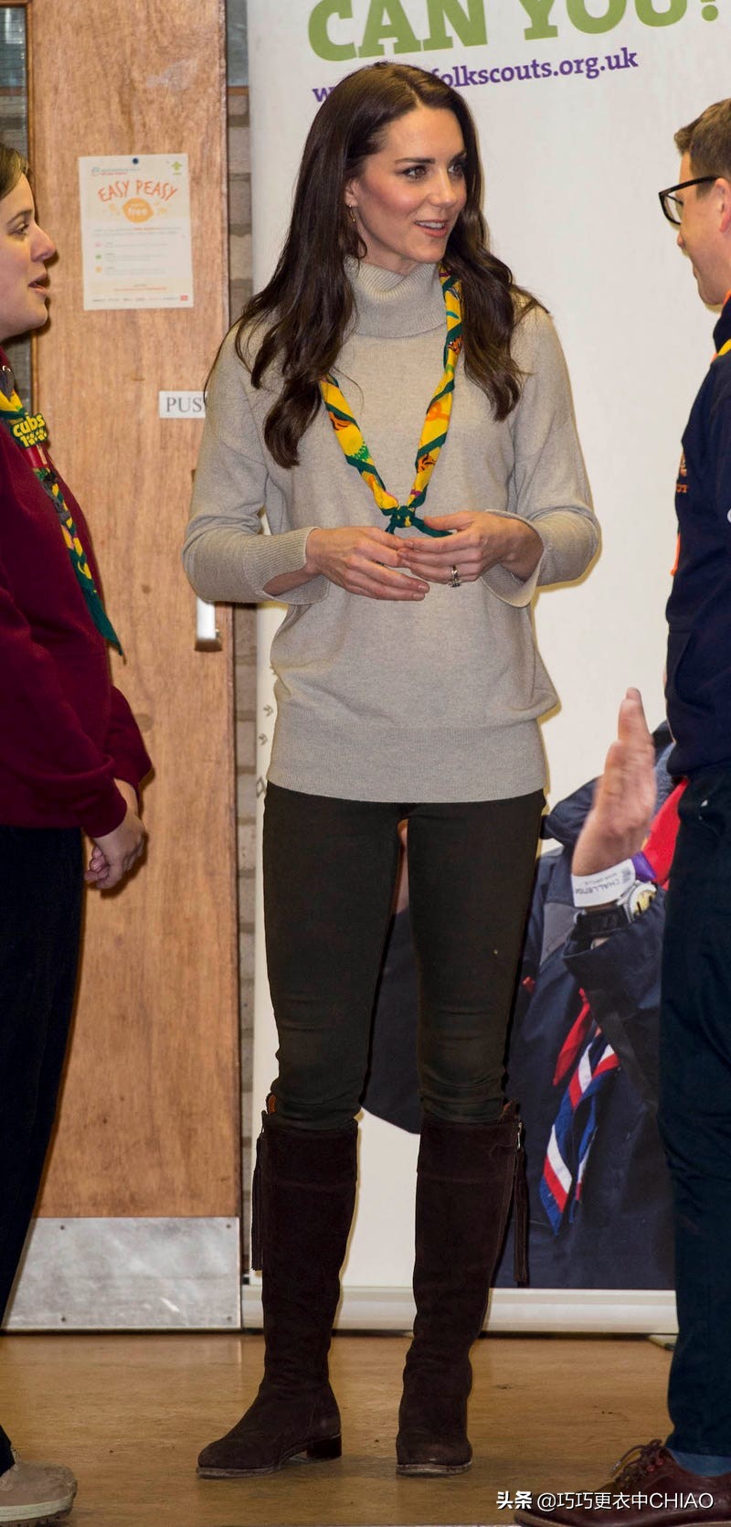 凯特近期穿搭照片,凯特zara蓝色格纹连衣裙