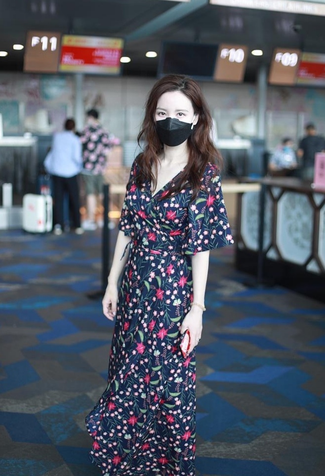 张萌也不好好穿衣，穿工装裤挖个大洞，网友：看着好少女