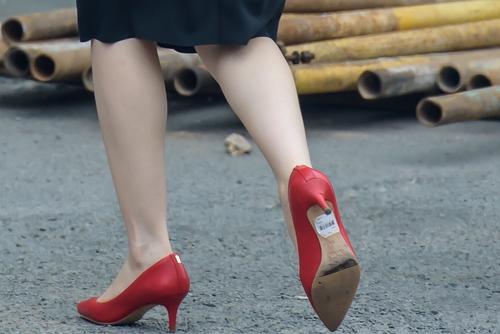 高跟鞋露脚背怎么补救,高跟鞋太露脚走路累怎么办