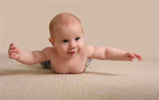 宝宝三翻六坐八爬的表现,0-12个月宝宝三翻六坐