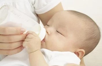 宝宝未醒宝妈溢乳该怎么办,半个月的宝宝溢奶到鼻子怎么办