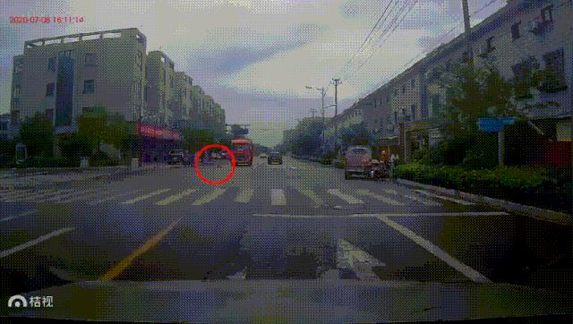 大货车突然出现吓坏小孩,货车突然减速蹿出小孩老人