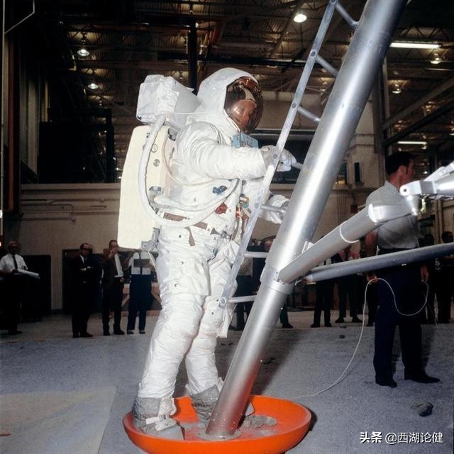 阿姆斯特朗登月诡异事件,登月第一人阿姆斯特朗真实记录