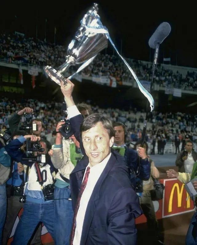 巴萨纪念克鲁伊夫,巴萨致敬克鲁伊夫